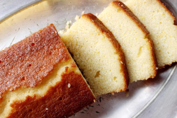 Cómo hacer un budín de limón súper esponjoso sin gluten y sin azúcar: receta fácil y lista en minutos